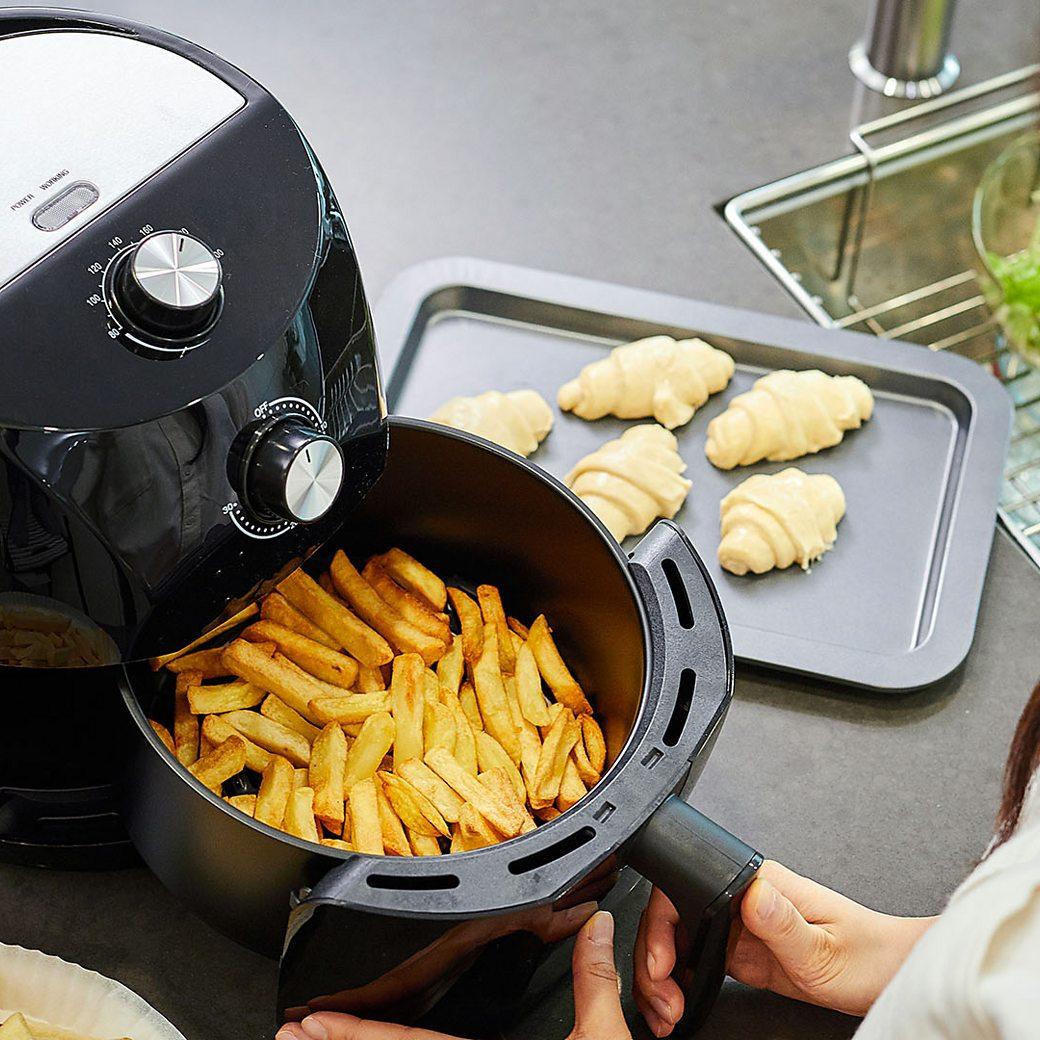 air fryer with fries 